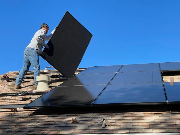 La respuesta a la pregunta \"¿cuántos paneles solares necesito?\" dependerá de muchos factores: tus necesidades energéticas, el tamaño de tu casa, etc.