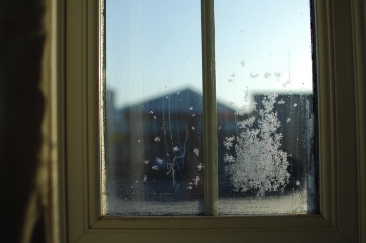 Una ventana mal sellada puede echar a perder todo el calor acumulado en la vivienda hasta el momento.