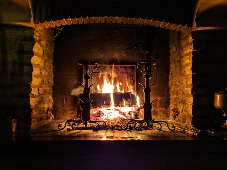 Una chimenea supone una fuente de calor natural, efectiva y muy barata.