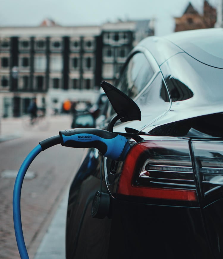 Vehículo Tesla conectado a un cargador. Vehículo Tesla conectado a un cargador.